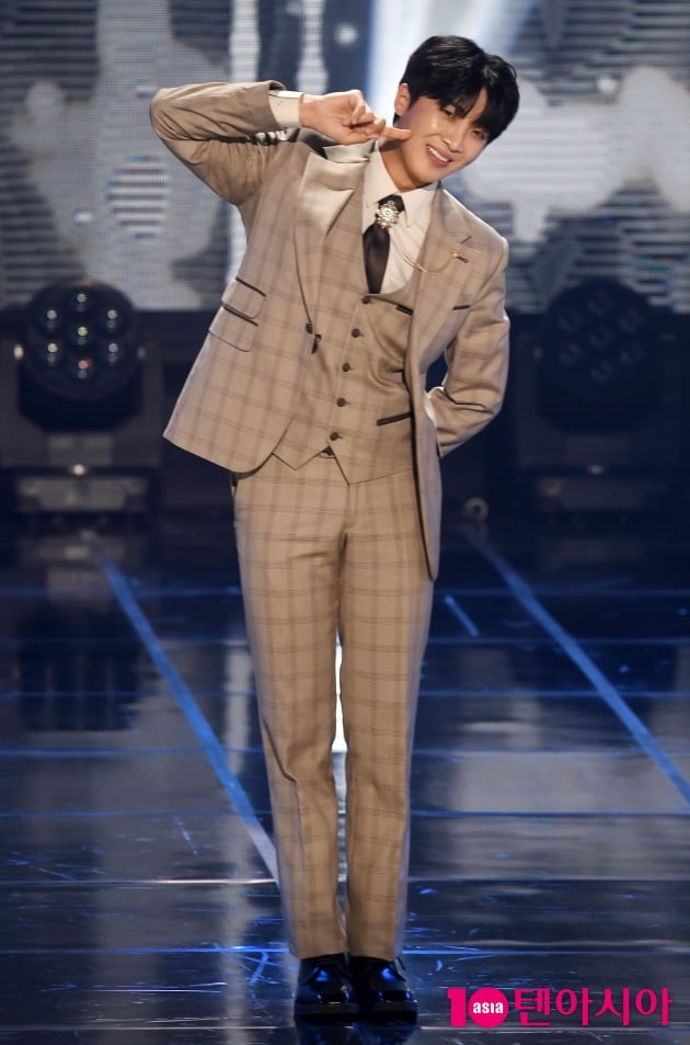 [TEN 포토] 황윤성 '깜찍하게'