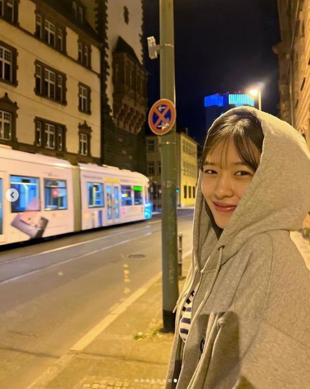 아이브 안유진, 설레이는 첫 해외일정...독일 밤거리를 밝힌 미모[TEN★]