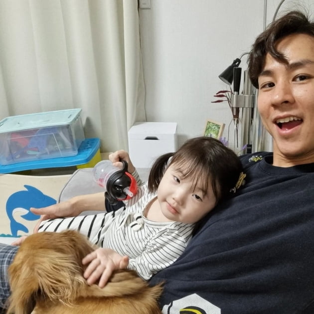 윤남기, ♥이다은 없이도 어느새 육아 고수…딸과 깨 쏟아지네 [TEN★]