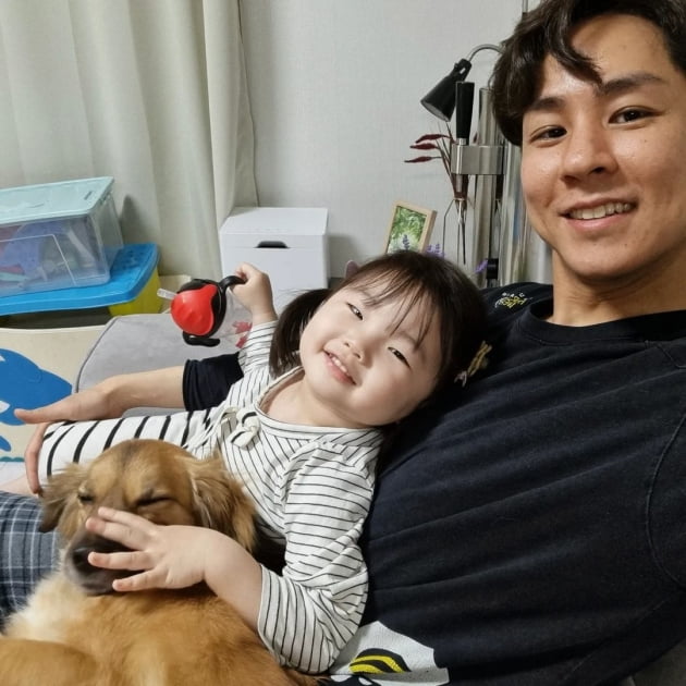 윤남기, ♥이다은 없이도 어느새 육아 고수…딸과 깨 쏟아지네 [TEN★]