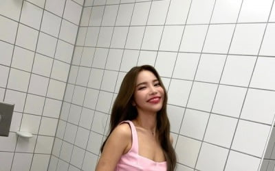 솔라, '글래머 미녀'의 환한 미소…아찔 '파격 노출'도 소화 [TEN★]