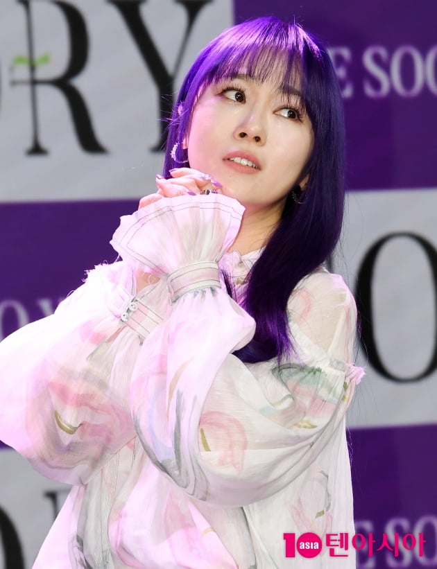 [TEN 포토] 이수영 '그때 그시절 포즈로'