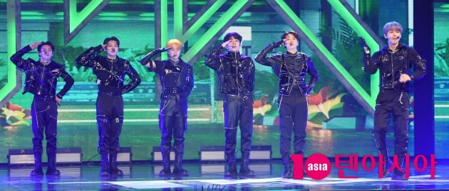 [TEN 포토] 티엔엑스 '타이틀곡 ‘비켜’ 무대'