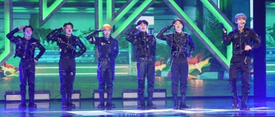 [TEN 포토] 티엔엑스 '타이틀곡 '비켜' 무대'