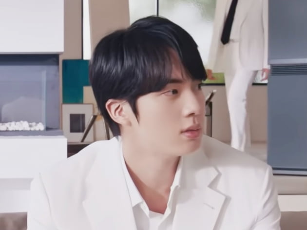 방탄소년단 진, 정수기 옆에서 빛난 순백의 카리스마