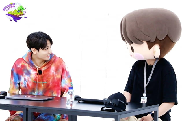 방탄소년단 정국 '인더섬 비하인드…한도 초과 '귀염 뽀작'