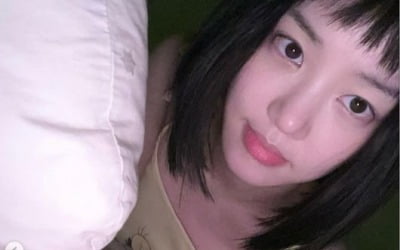 '견미리 딸' 이유비, 침대서 끈나시 하나만 입고…점점 과감해지네 [TEN★]