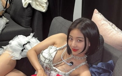 지효, '가슴 훤히 보이는' 무대 의상…'볼륨감' 이 정도였어? [TEN★]