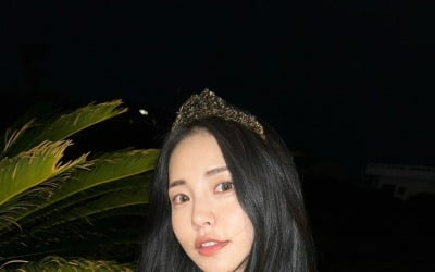 브브걸 유정, 수영장에서 뽐낸 '수영복 자태'…티아라로 '공주님 된' 꼬북이 [TEN★]