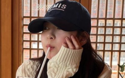 김민주, 예쁜 얼굴 가린 '유죄 인간'…새초롬한 카페 나들이[TEN★]