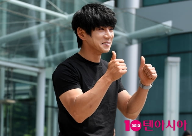 [TEN 포토] 황치열 '새 앨범 최고죠~'