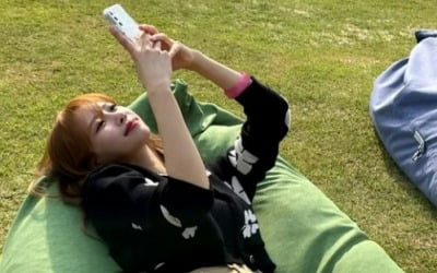 이미주, 누워서도 굴욕없는 미모…다리가 끝이 없네[TEN★]
