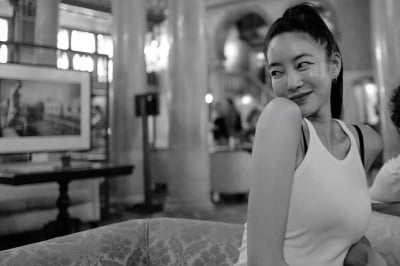 김윤지, 이탈리아 밤 거리서 ♥최우성과 뽀뽀…누가 보든 말든 '당당'[TEN★]