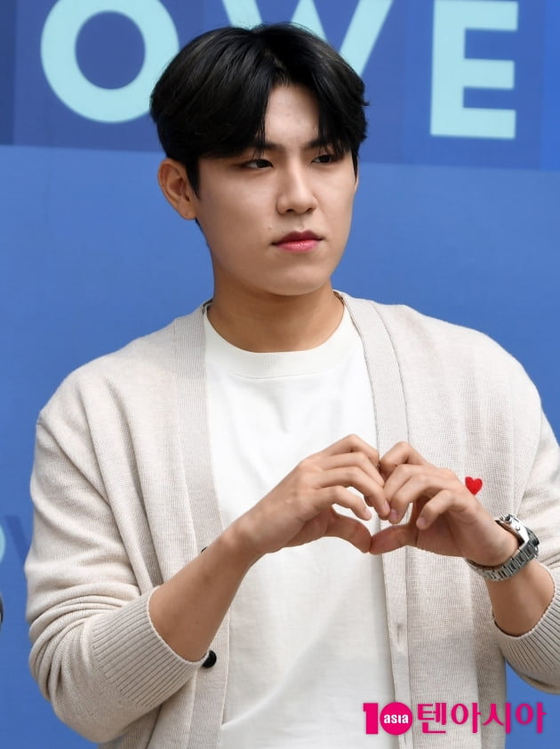 [TEN 포토] AB6IX 박우진 '강렬한 눈빛에 여심 흔들흔들'