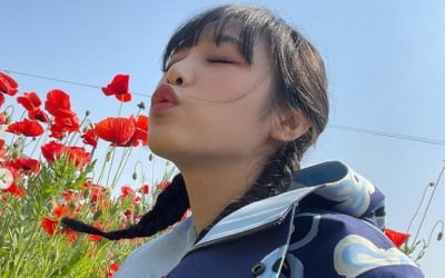 최예나, 할머니 패션도 찰떡같이 소화하네…오리 입술도 '만점'[TEN★]