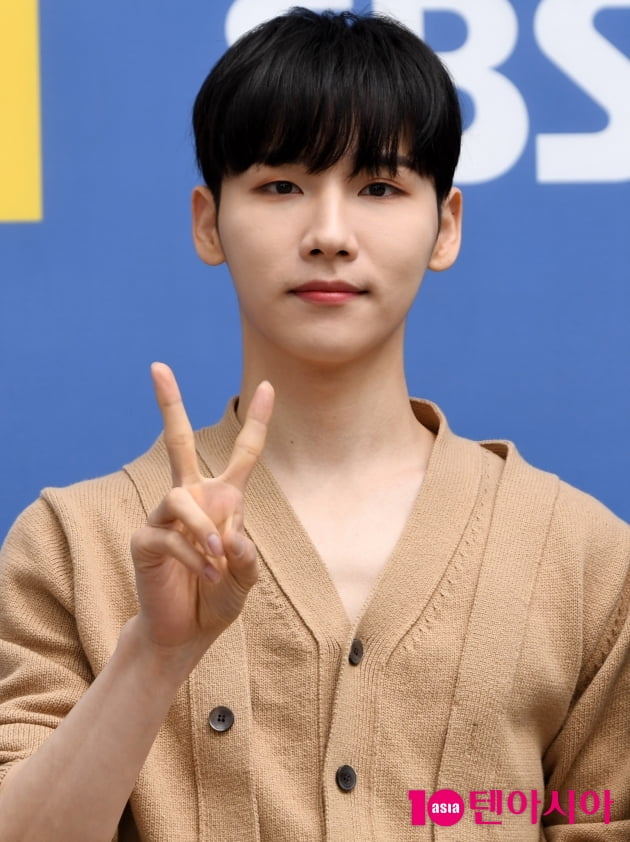 [TEN 포토] AB6IX 전웅 '멋진 브이'