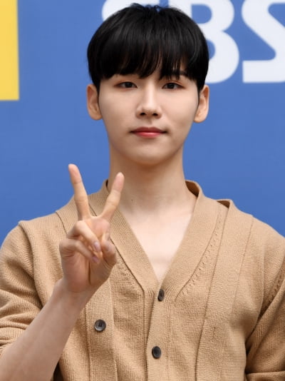 [TEN 포토] AB6IX 전웅 '멋진 브이'