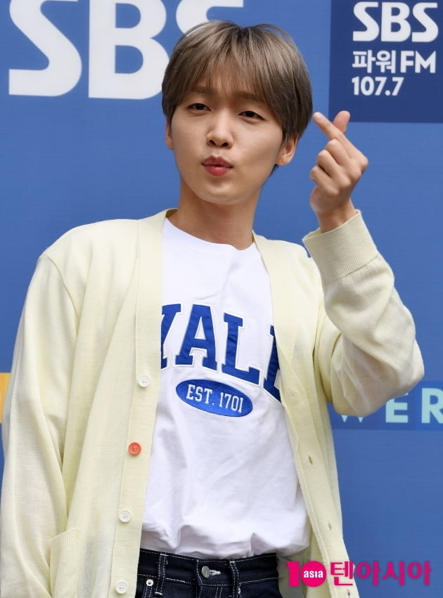 [TEN 포토] 정세운 '달콤 하트 드려요'