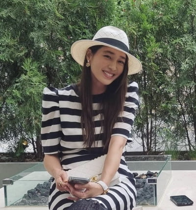 이민정, 하늘 위로 솟아오른 어깨…명품백 들고 미모 과시 [TEN★]