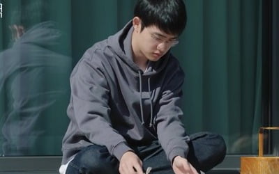 '잠적' 도경수, 게스트하우스 옥상에서 '라면+맥주' 저녁식사 포착