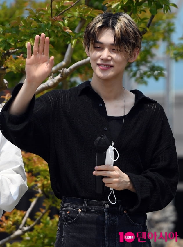 [TEN 포토] TXT 연준 '스윗한 손인사'