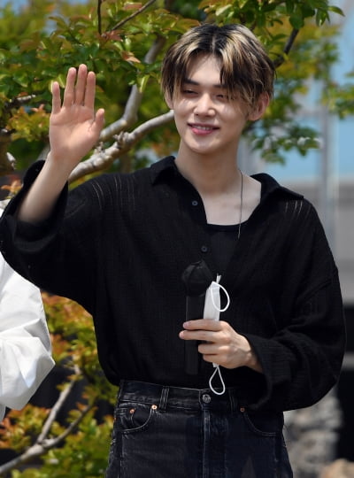 [TEN 포토] TXT 연준 '스윗한 손인사'