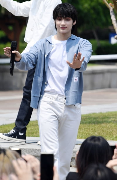 [TEN 포토] TXT 휴닝카이 '우리 곧 방송에서 만나요'