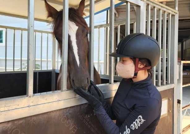 '이영돈♥' 황정음, 52kg까지 빼겠다더니…오랜만에 승마 즐긴 애둘맘[TEN★]