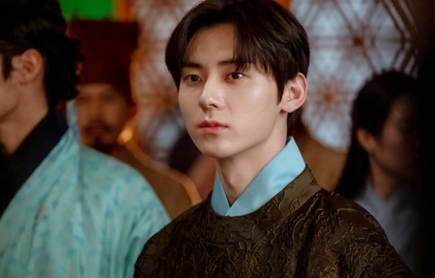 '귀공자' 황민현. 자체 발광 순정남의 절세 미모('환혼')