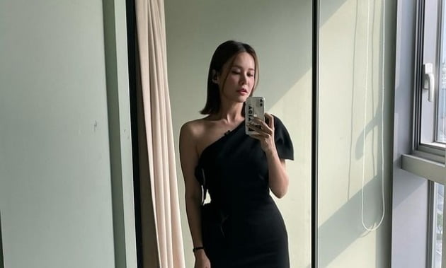 아이비, 하이힐에 명품 Y사 오프 숄더 미니 드레스…깜짝 놀랄 각선미[TEN★]