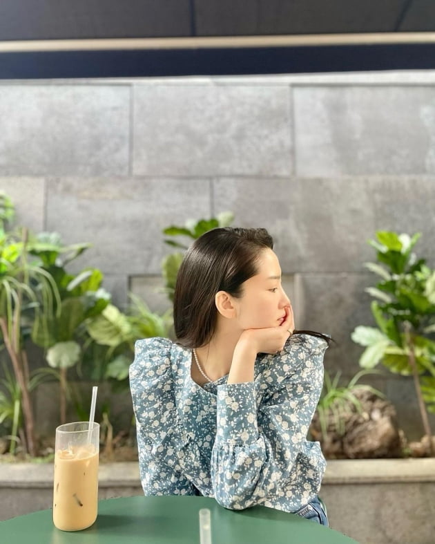 '전진♥' 류이서, 평일 대낮에 카페데이트 하는 여유…꽃무늬 셔츠도 클래식美로 소화 [TEN★]