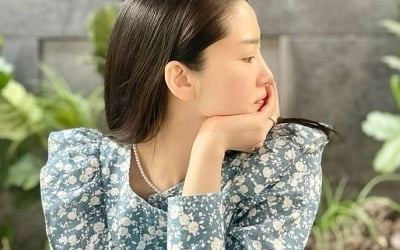 '전진♥' 류이서, 평일 대낮에 카페데이트 하는 여유…꽃무늬 셔츠도 클래식美로 소화 [TEN★]