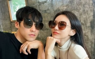 신소율♥김지철, 결혼 3년차에도 여전한 '초밀착 스킨십'[TEN★]