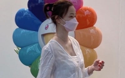 '권상우♥' 손태영, 뉴욕댁 다 됐네…펑퍼짐한 바지 입고 '아트페어' 취미 생활[TEN★]