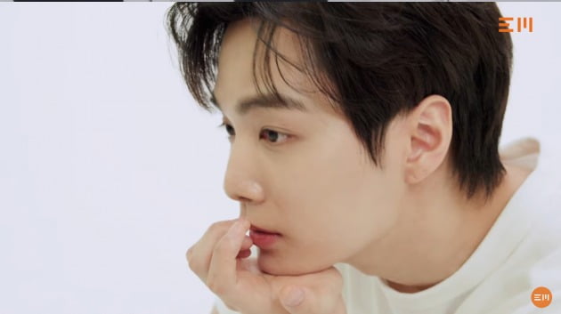 뉴이스트 출신 김종현, 프로필 스케치 공개…여전한 햇살 미소