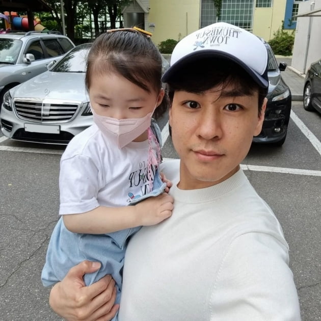 '이다은♥' 윤남기, 육아력 상승…'아빠 껌딱지' 딸과 나들이 [TEN★]