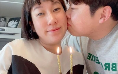 김영희, ♥10살 연하 윤승열과 '셋'이서 맞는 "두 번째 부부의 날…내 배만 보지 말고!"[TEN★]