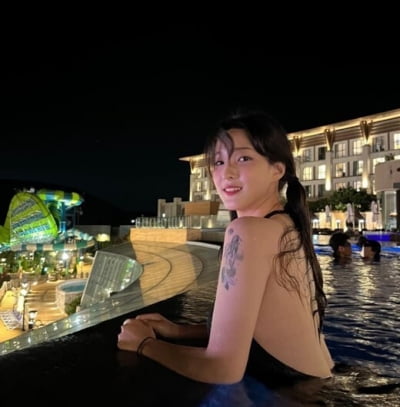 율희, 파격 수영복에 타투까지…'애셋맘'의 '일탈' [TEN★]