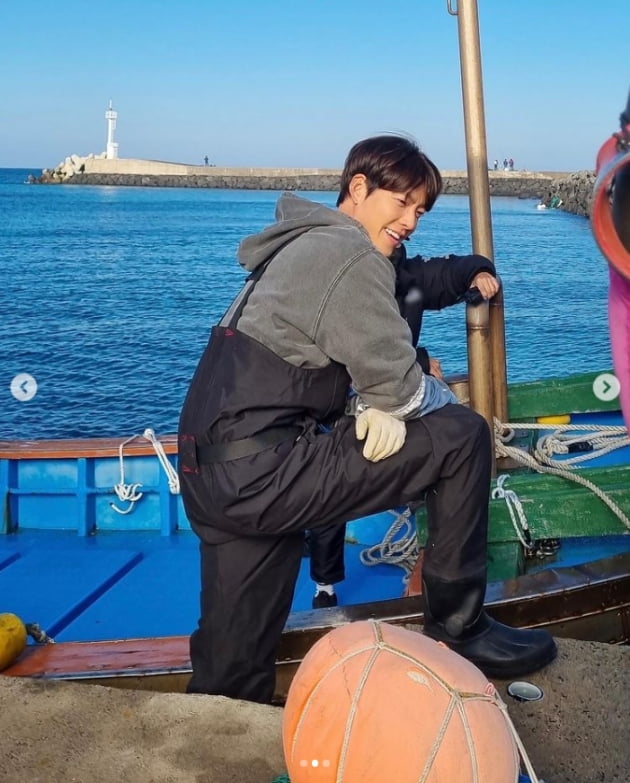 '신민아♥' 김우빈, 어촌 패션 마저 화보네...태평앙 어깨 뽐내며[TEN★]
