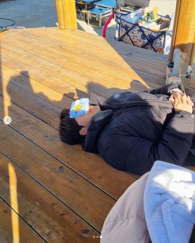 '신민아♥' 김우빈, 어촌 패션 마저 화보네...태평앙 어깨 뽐내며[TEN★]