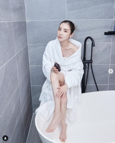 산다라박, 샤워가운만 걸치고 아찔한 각선미...파격노출[TEN★]