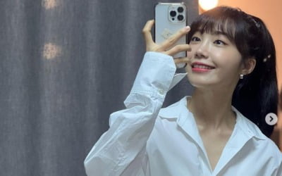 정은지, 살 빼더니 베일듯한 턱선…거울 셀카 맛들렸네[TEN★]