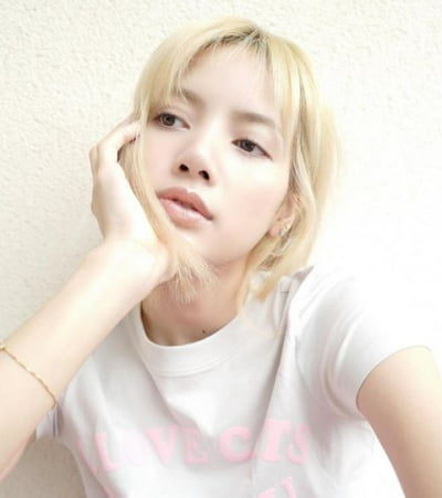 블랙핑크 리사, 고민하더니 결국 50억 받았나…연한 화장에 청순美[TEN★]