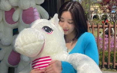 권은비, 인형보다 작은 얼굴…노마스크로 레고랜드 나들이[TEN★]