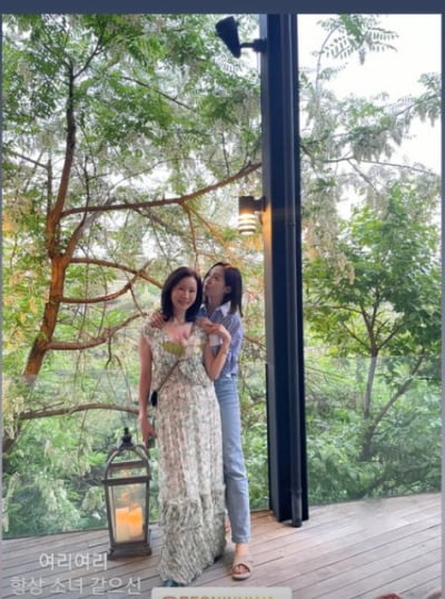 성유리, 항상 소녀 같으신 인화쌤과 다정한 투 샷...숲에서 힐링중[TEN★]