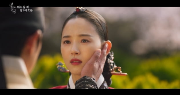 [종합] "시체로 후회 속에 살 순 없어" 강한나, 이준 재촉에도 궁에 남기로 결심('붉은 단심')