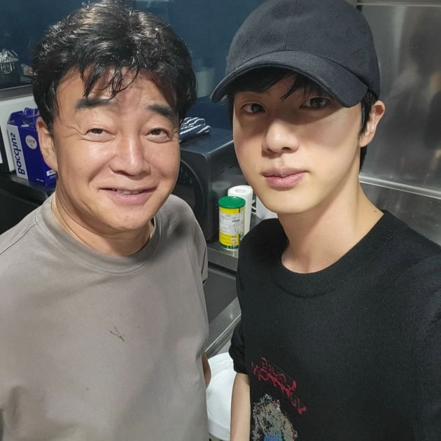 美의 남신 방탄소년단 진, 백종원과 다정한 셀카 인증