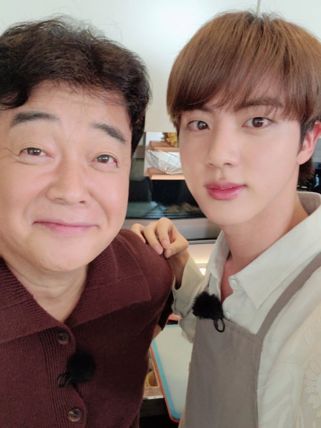美의 남신 방탄소년단 진, 백종원과 다정한 셀카 인증
