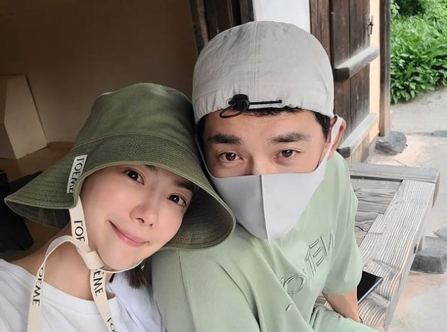 '애둘맘' 유하나, ♥이용규 어깨에 쏙…결혼 12년 차 맞아? 여전히 달콤[TEN★]