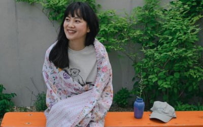 '김무열♥' 윤승아, 밖에서도 이불 두르고 다니네…베이비 페이스 '눈길'[TEN★]